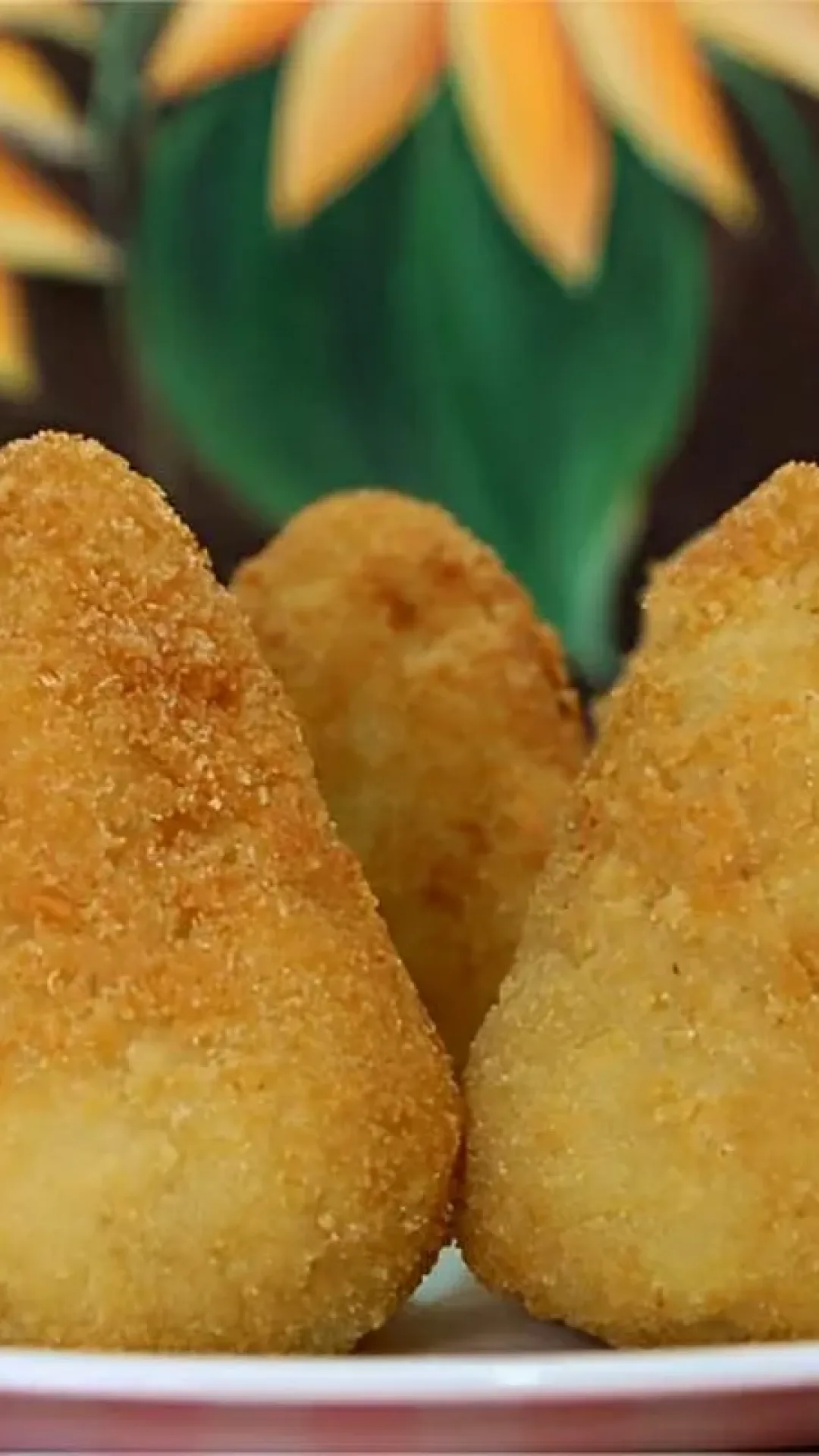 Se você tem arroz que sobrou de ontem já pode fazer coxinha de arroz cozido agora mesmo