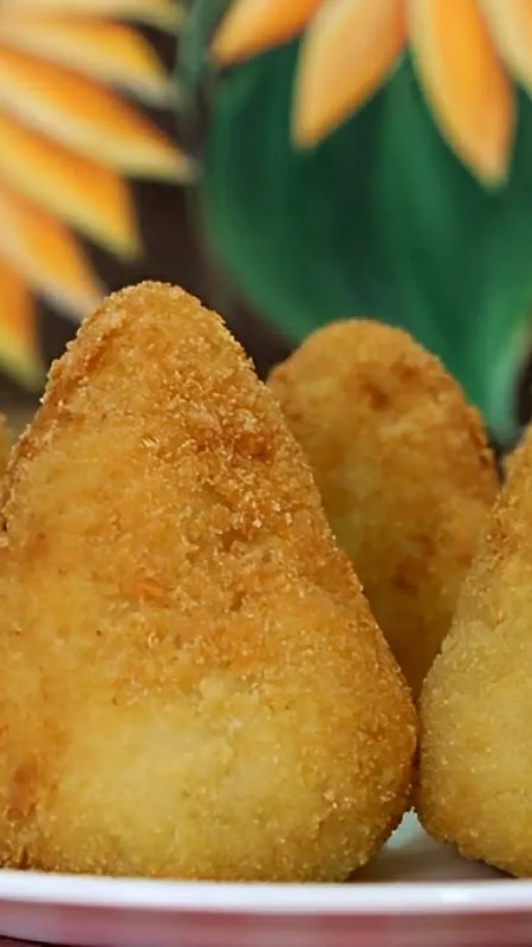 Se você tem arroz que sobrou de ontem já pode fazer coxinha de arroz cozido que é uma delícia