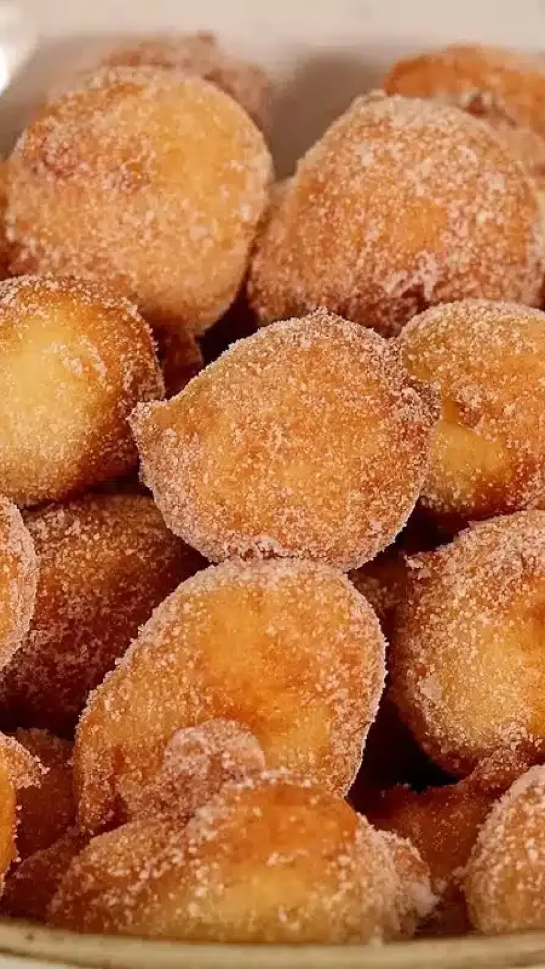 Só com 2 ovos fiz uma receita de bolinho de chuva deliciosa que não vai leite