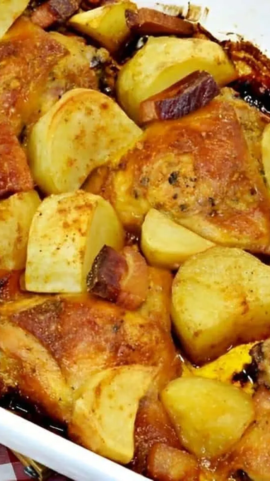 Sobrecoxa assada com batatas e bacon uma delícia para fazer no almoço ou jantar