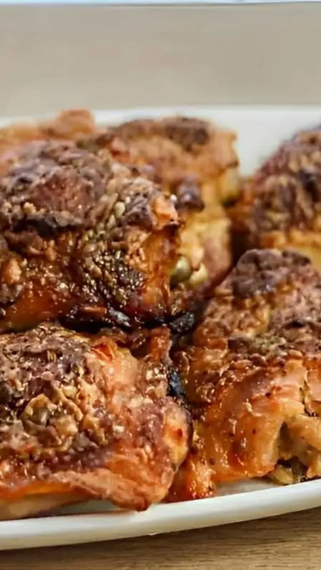 Sobrecoxa assada com creme de cebola muito saborosa e fácil de fazer para o almoço ou jantar