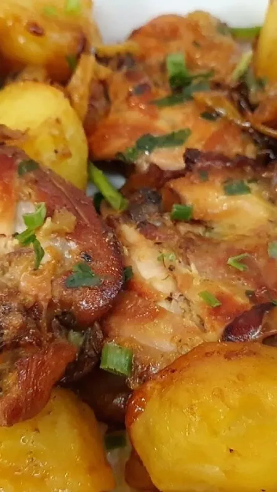 Sobrecoxa assada no forno com batatas bem douradinhas e suculentas, que todos vão amar
