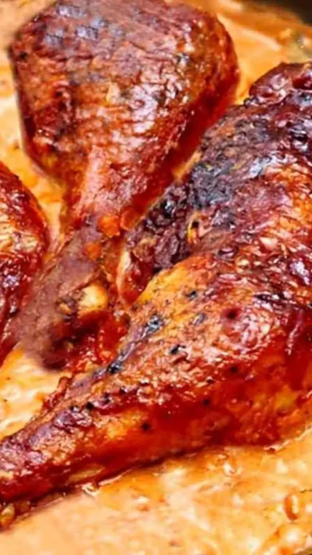 Sobrecoxa de frango assada com molho deliciosa e perfeita para o seu almoço ou jantar
