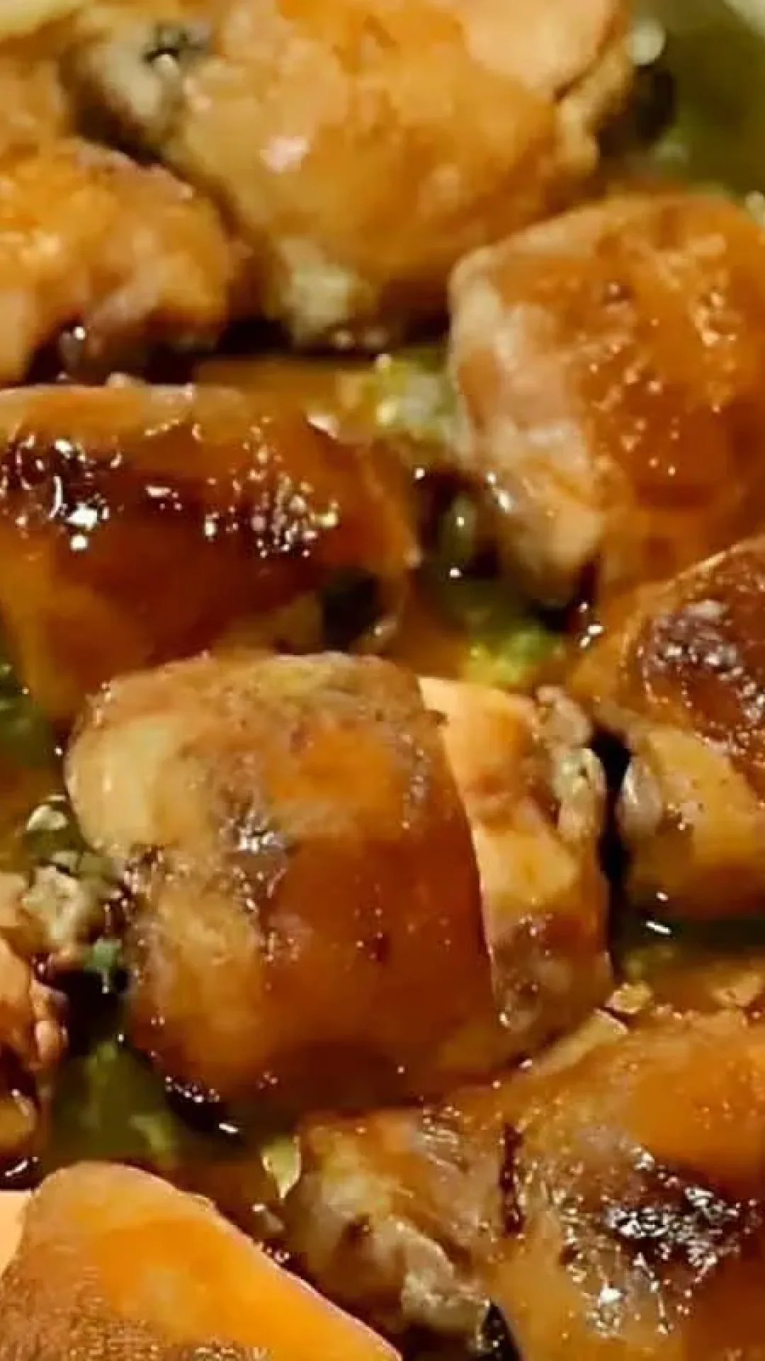 Sobrecoxa de frango assada no forno com tempero caipira fácil e delicioso