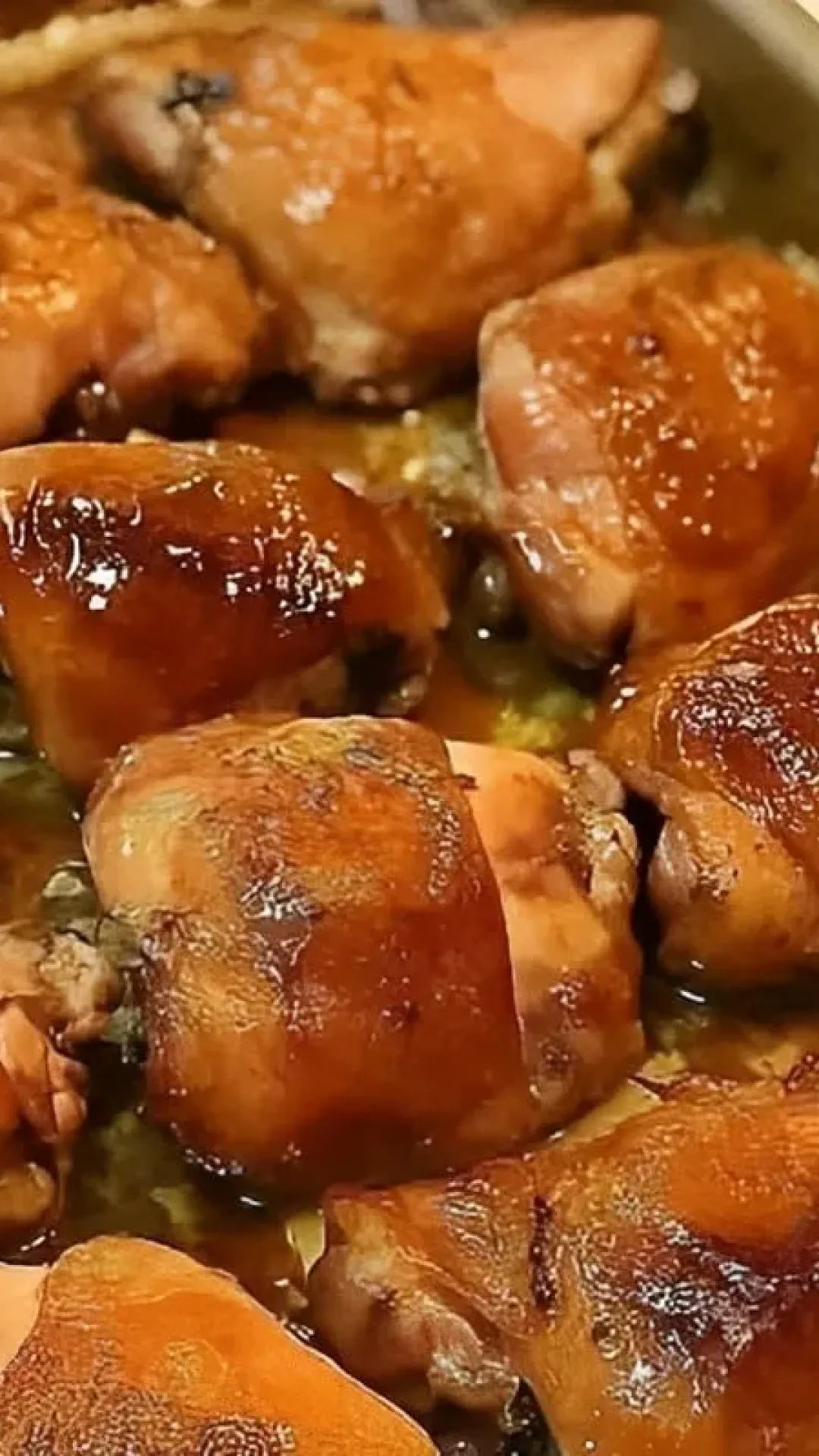 Sobrecoxa de frango assada no forno com tempero especial perfeita para o almoço