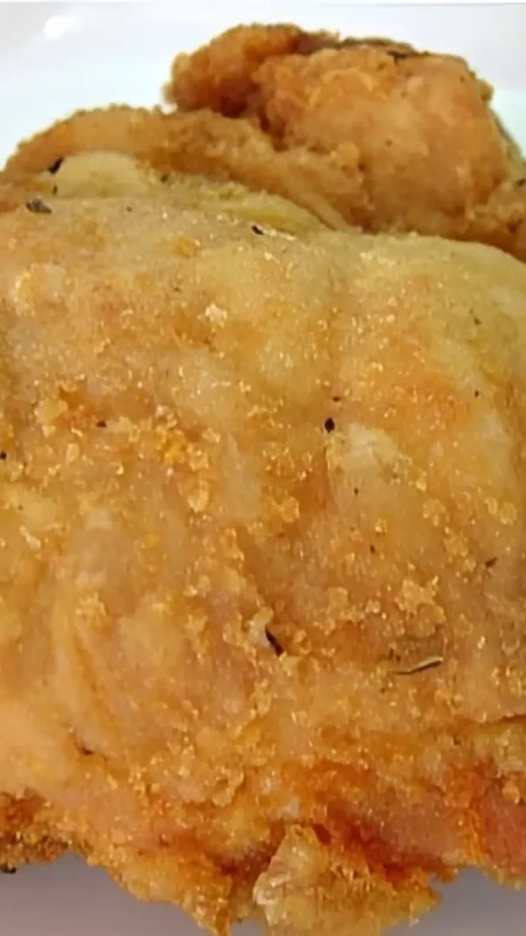 Sobrecoxa de frango frita e crocante deliciosa para o almoço ou jantar do dia a dia