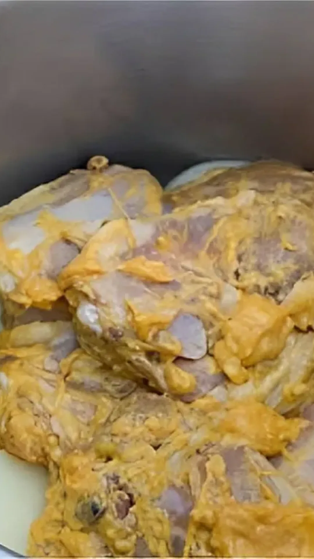 Sobrecoxa de frango na panela de pressão fica pronta em 15 minutos e é uma delícia