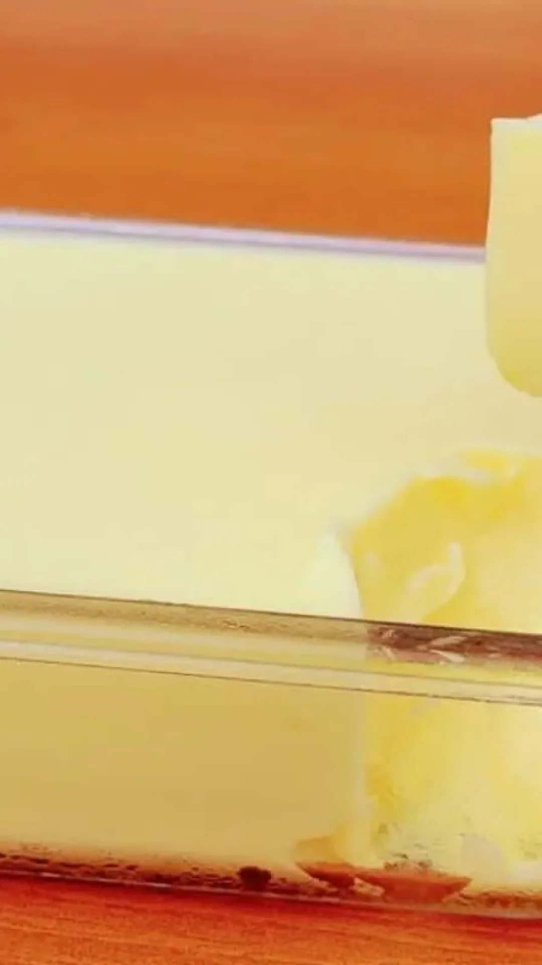 Sobremesa com 2 ingredientes básicos que você mistura, gela e está pronta para servir