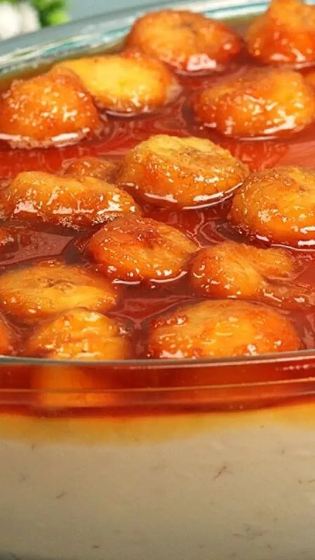 Sobremesa de banana deliciosa e muito cremosa na travessa, para servir geladinha e arrasar