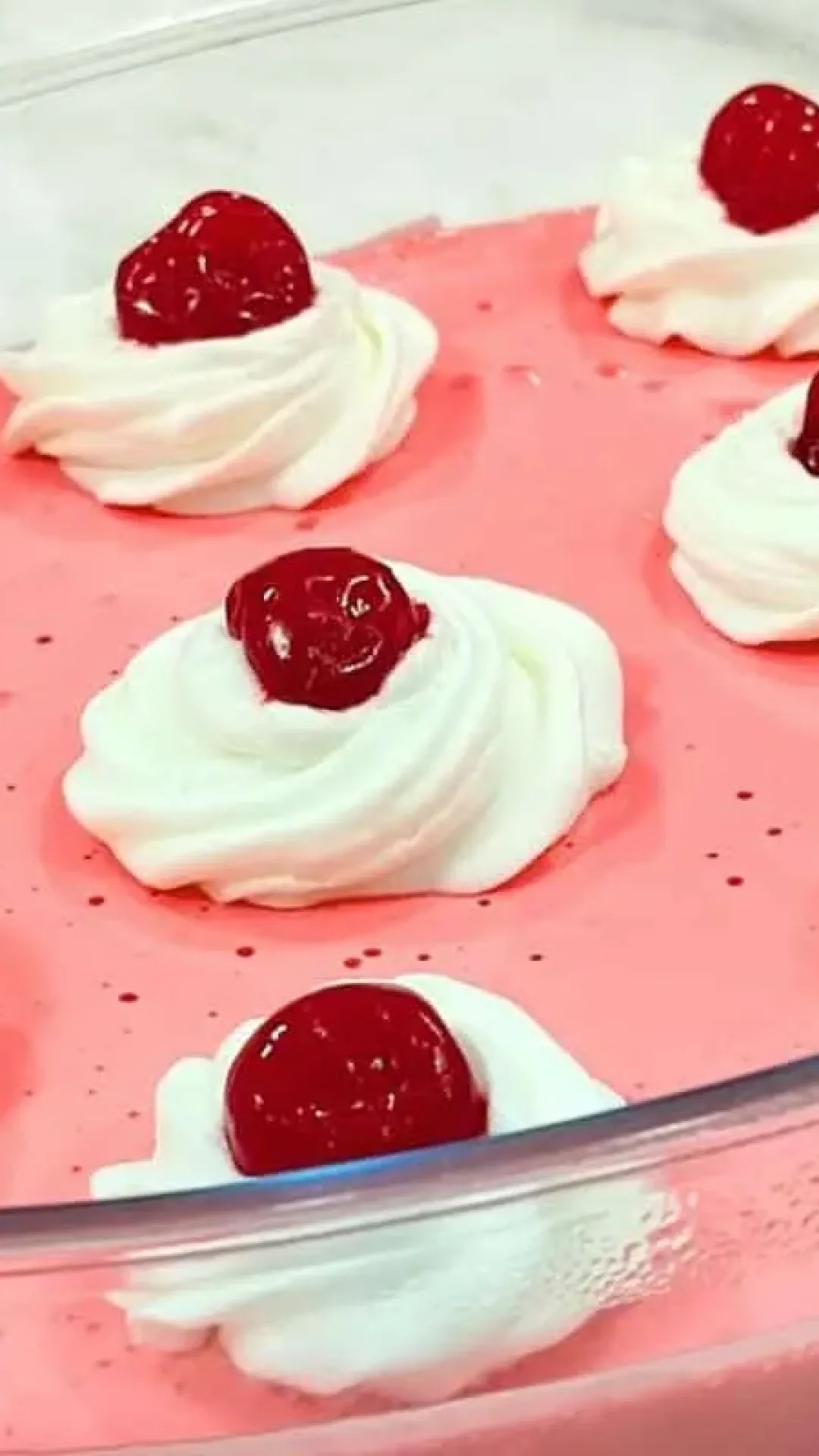 Sobremesa de cereja perfeita e super refrescante, que fica incrivelmente cremosa e linda