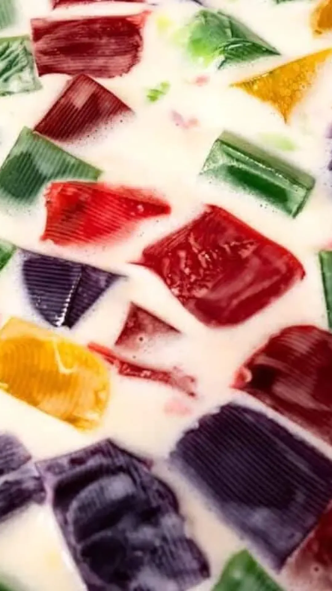 Sobremesa de gelatina colorida com creme de leite ninho para impressionar no final de semana