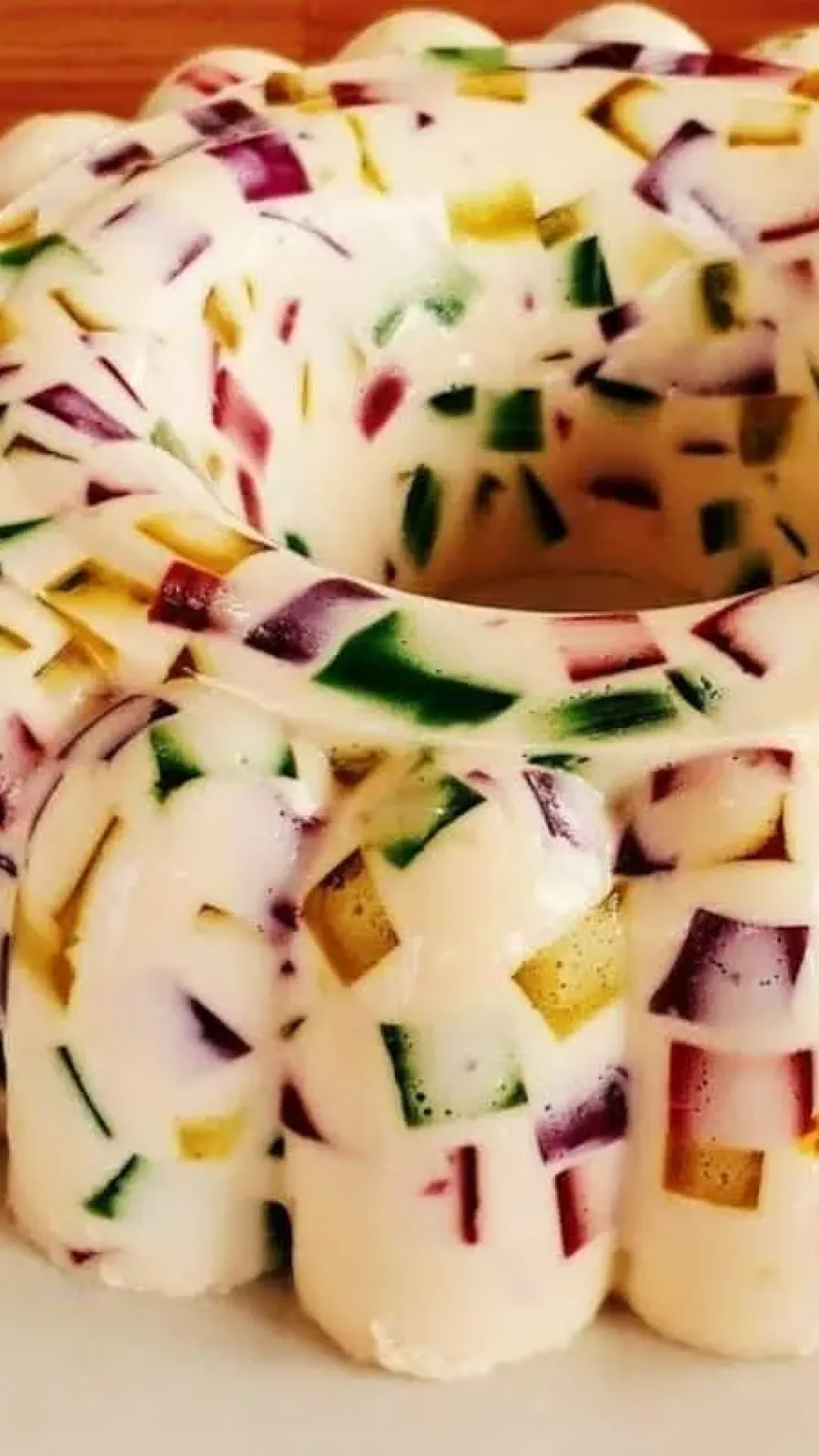 Sobremesa de gelatina colorida tipo mosaico bem refrescante e cremosa, que a criançada ama