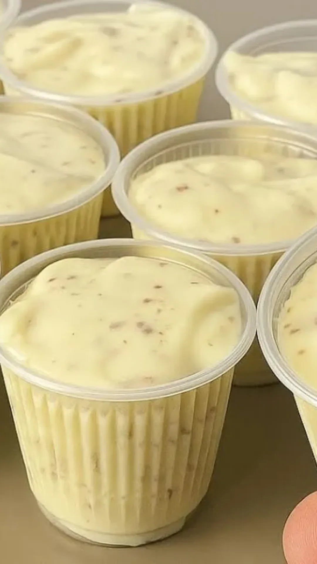 Sobremesa de limão no copinho: faz hoje mesmo, rende muito nos copinhos descartáveis para o feriado