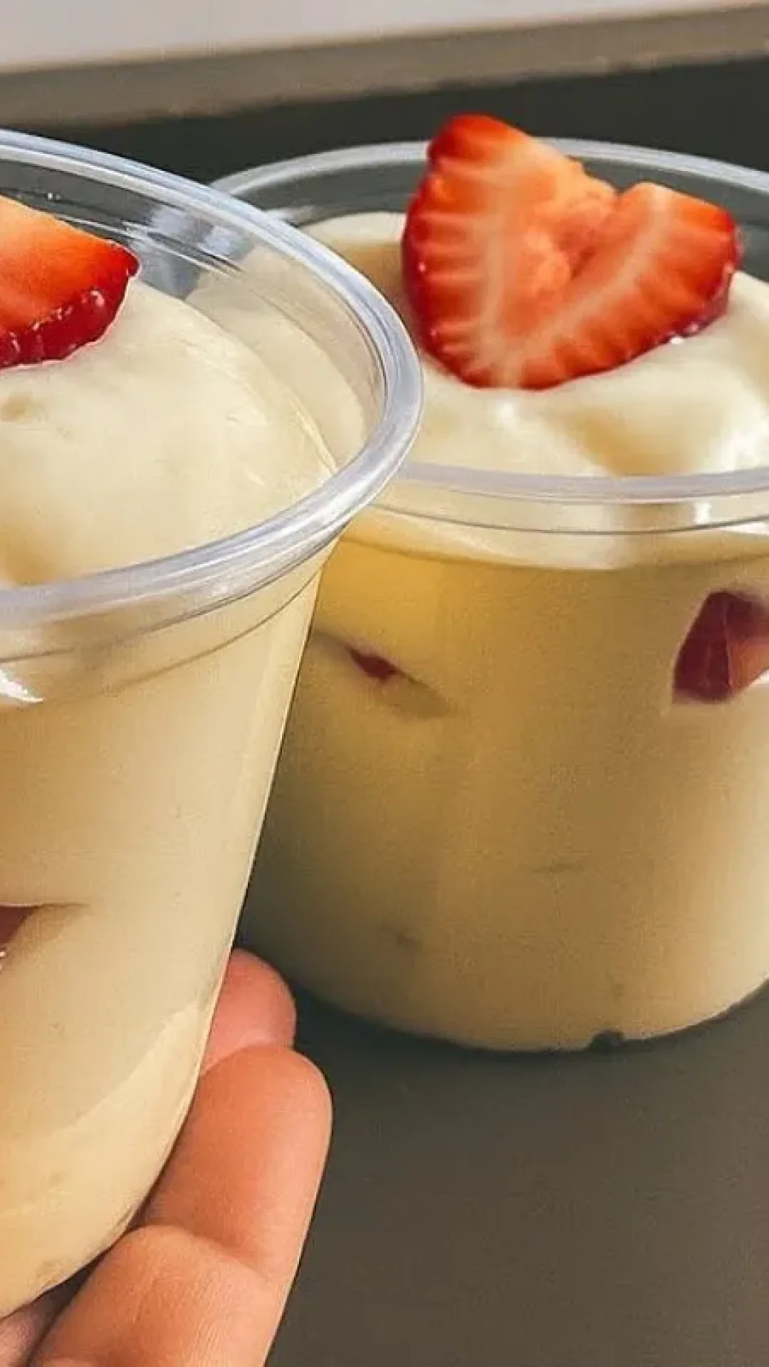 Sobremesa de morango e chantilly feita no liquidificador simples e refrescante