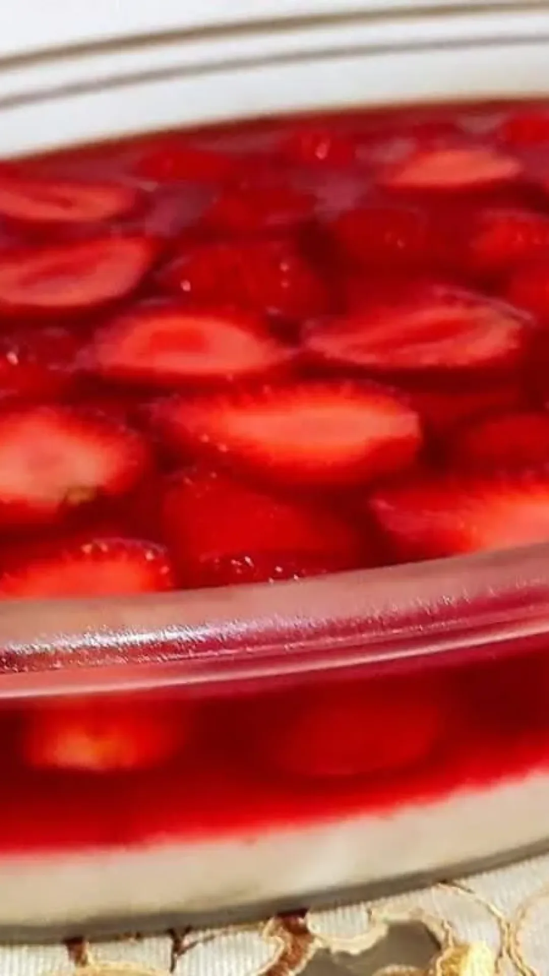 Sobremesa de morango gelada e muito fácil de montar, que fica com uma apresentação linda