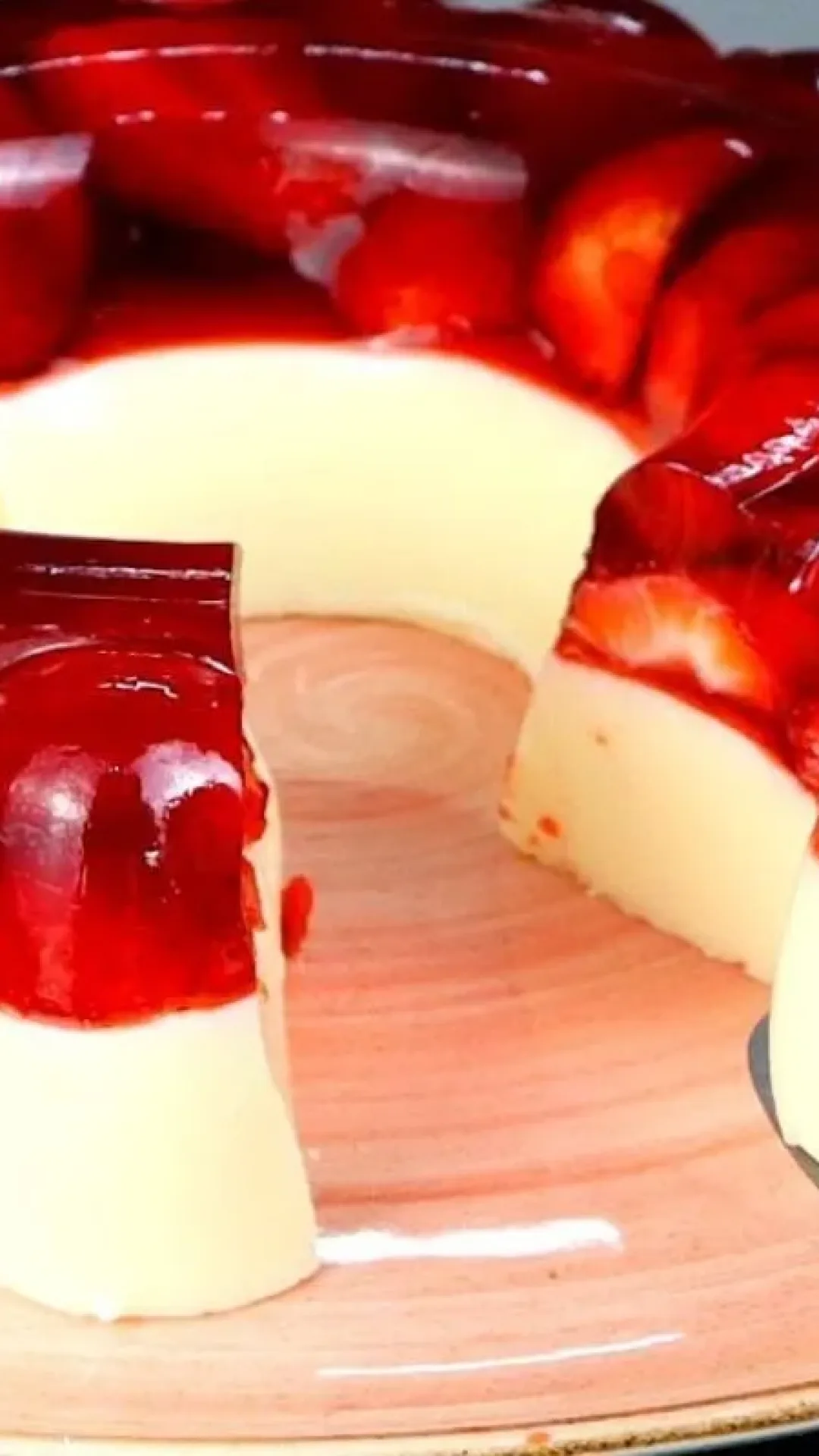 Sobremesa de morango montada: o doce simples e muito fácil de fazer que fica lindo na taça