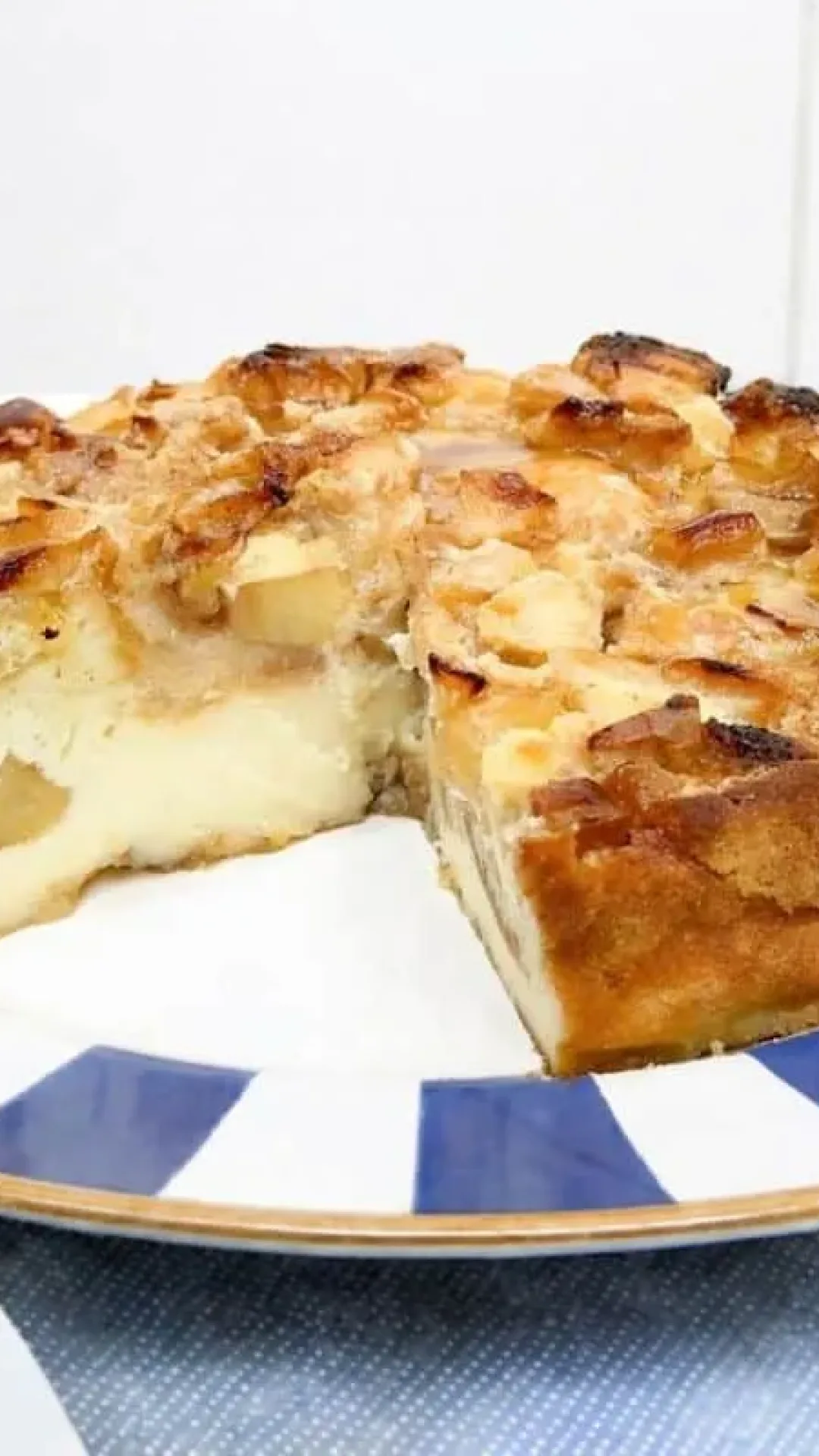 Sobremesa de pão amanhecido com maçã, que fica parecendo um doce fino de confeitaria