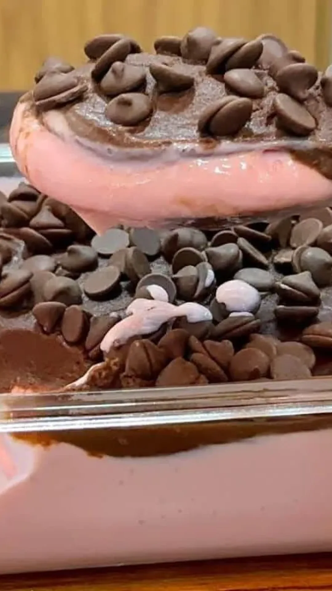 Sobremesa sensação cremosa combinando chocolate com morango de um jeito fácil e prático