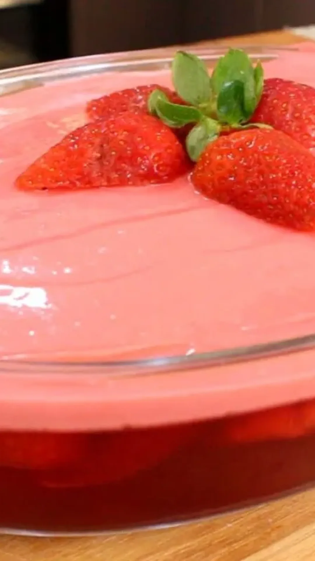 Sobremesa simples deliciosa e refrescante para servir geladinha nesse fim de semana