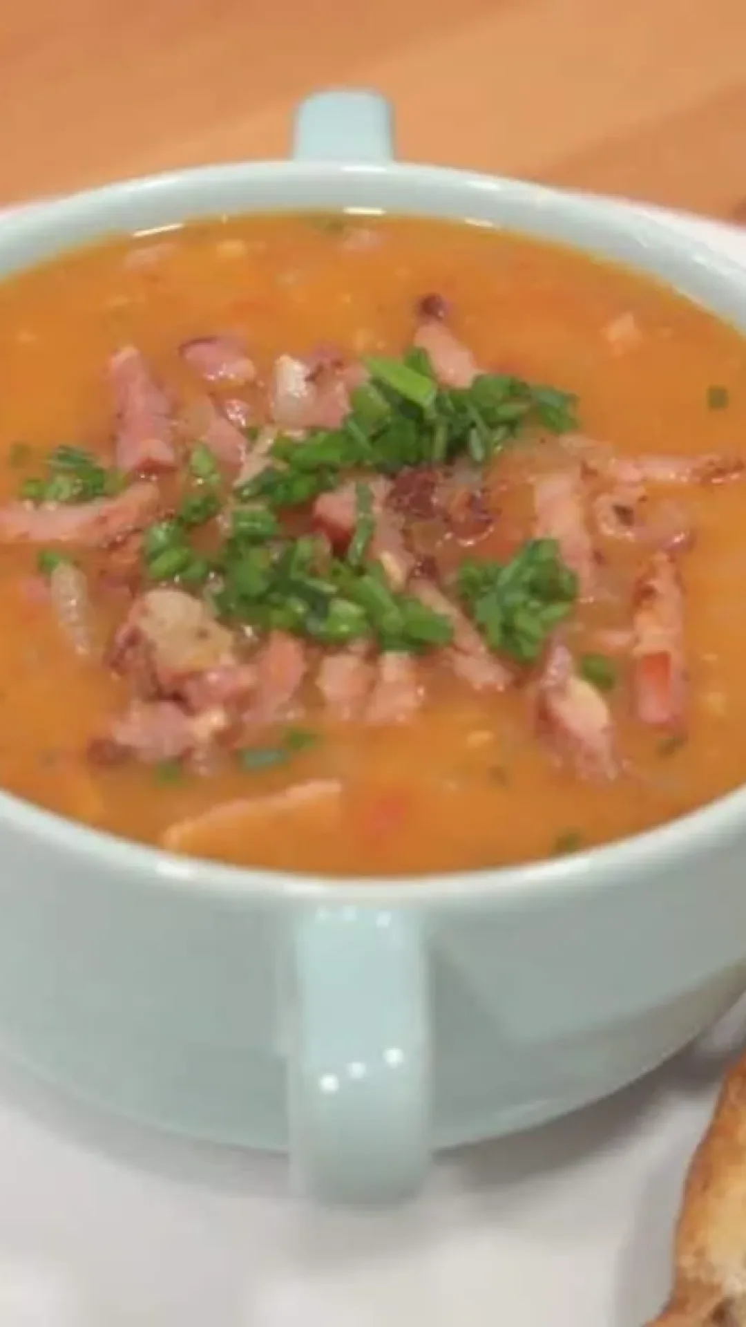 Sopa cremosa de mandioca que leva bacon e fica muito suculenta e saborosa