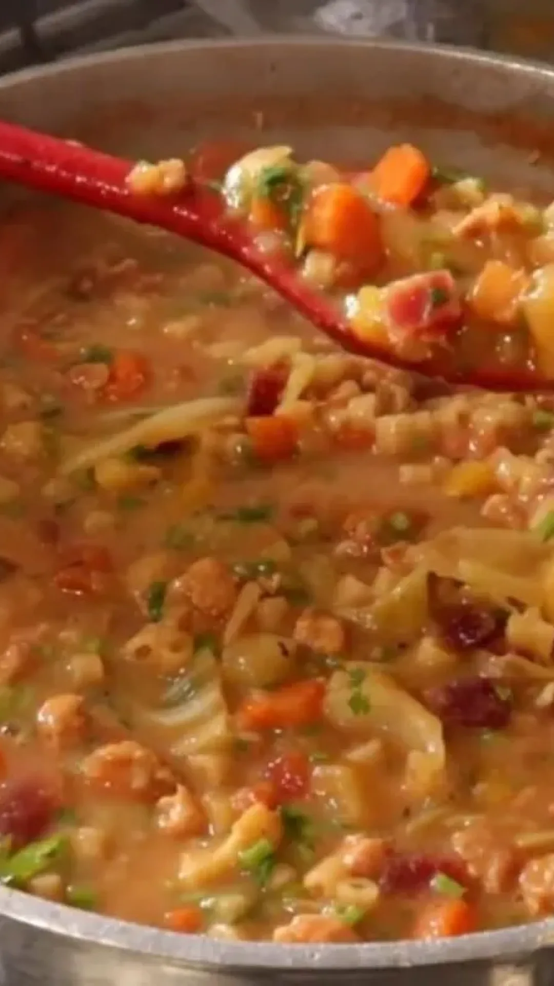 Sopa de feijão com aquele gostinho de comida de mãe, para aquecer a família nos dias mais frios