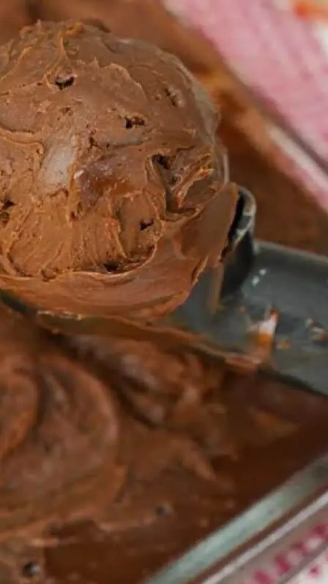 Sorvete caseiro de chocolate super cremoso, uma sobremesa irresistível e muito fácil de preparar