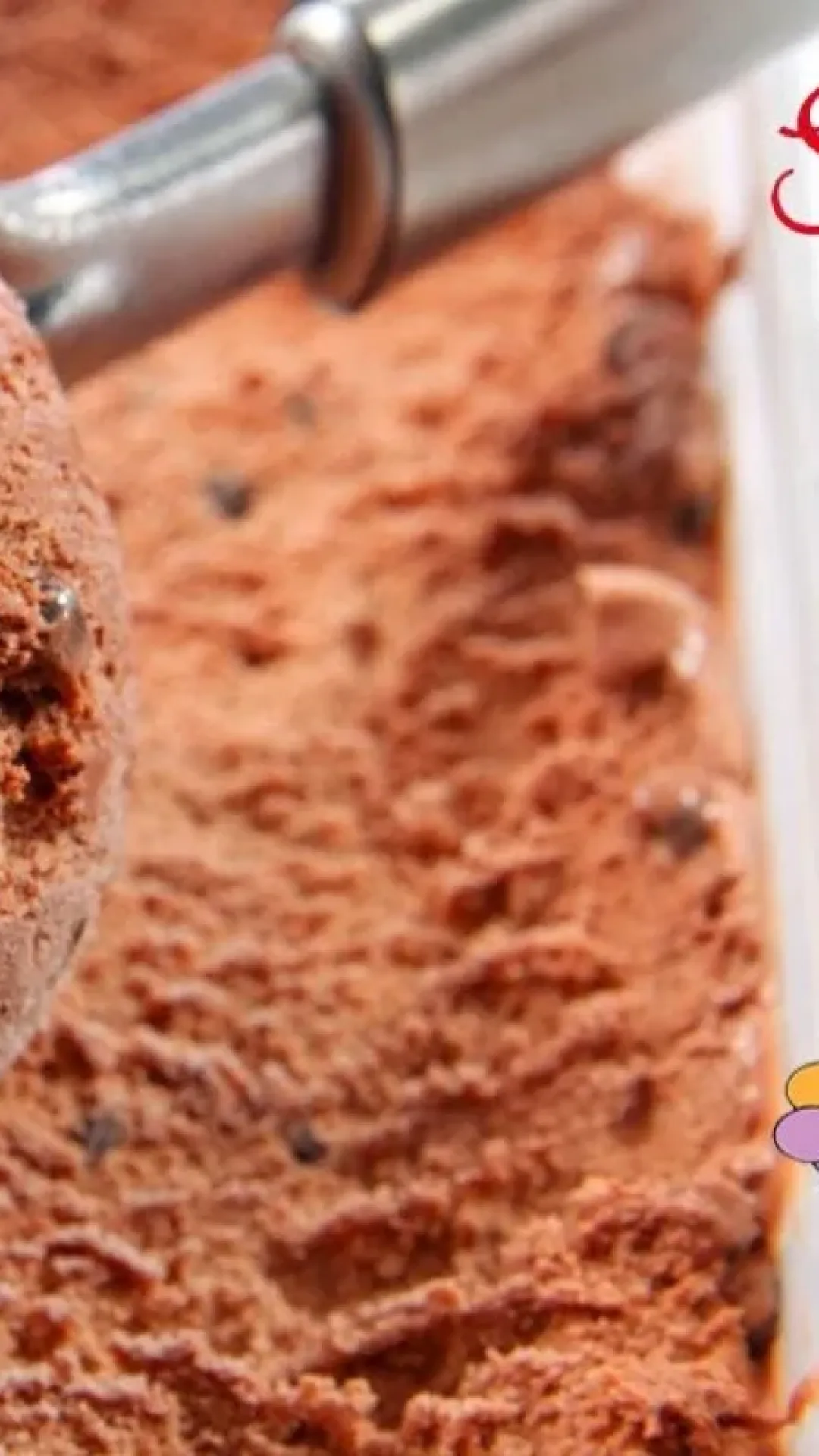 Sorvete de chocolate caseiro super cremoso que rende dois litros e é feito sem emulsificante de um jeito fácil