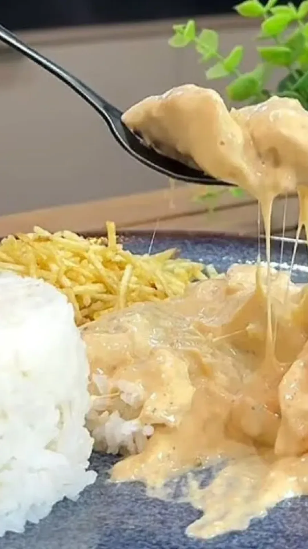 Strogonoff 4 queijos: super cremoso, fácil de fazer e com sabor marcante para o jantar
