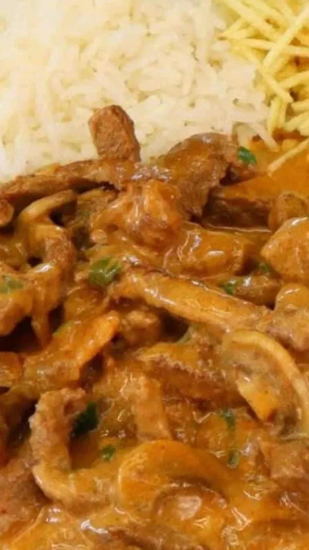 Strogonoff de carne perfeito para o almoço em família com molho cremoso e muito sabor