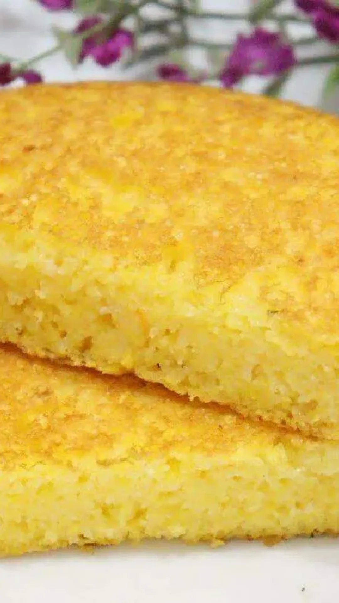Substitua o pão francês do seu café da manhã por esse pão de cuscuz e veja que delícia