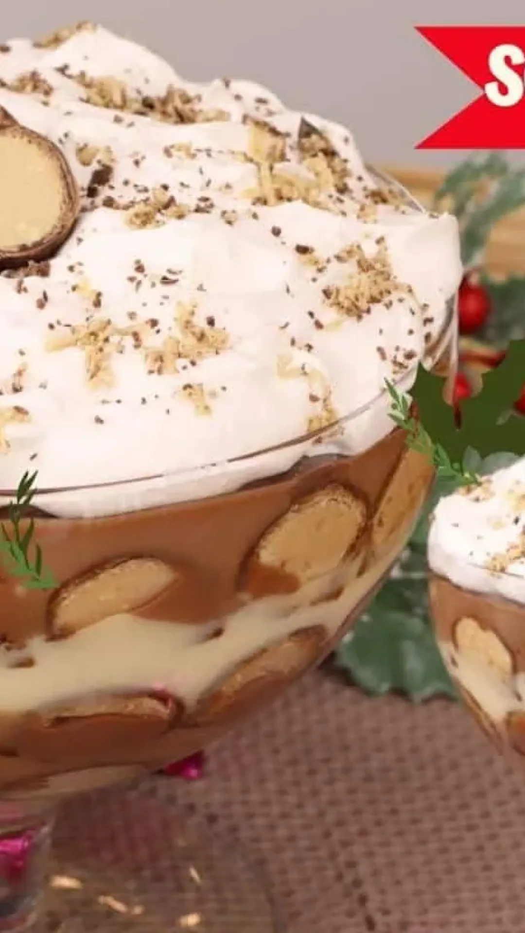 Taça de sonho de valsa com camadas de creme e bombom picadinho, simplesmente divina