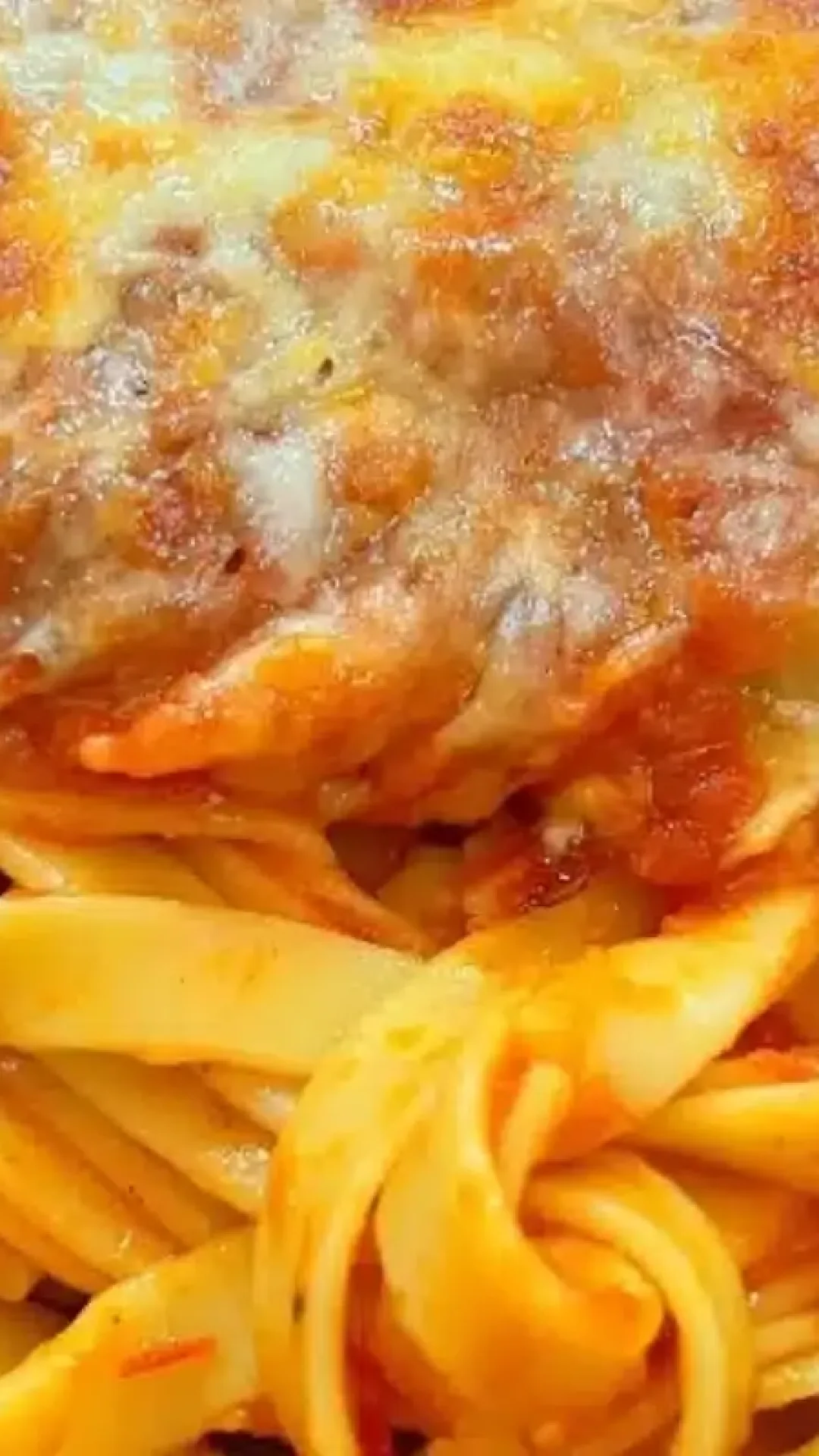 Talharim com parmegiana de frango para um almoço completo e irresistível em família