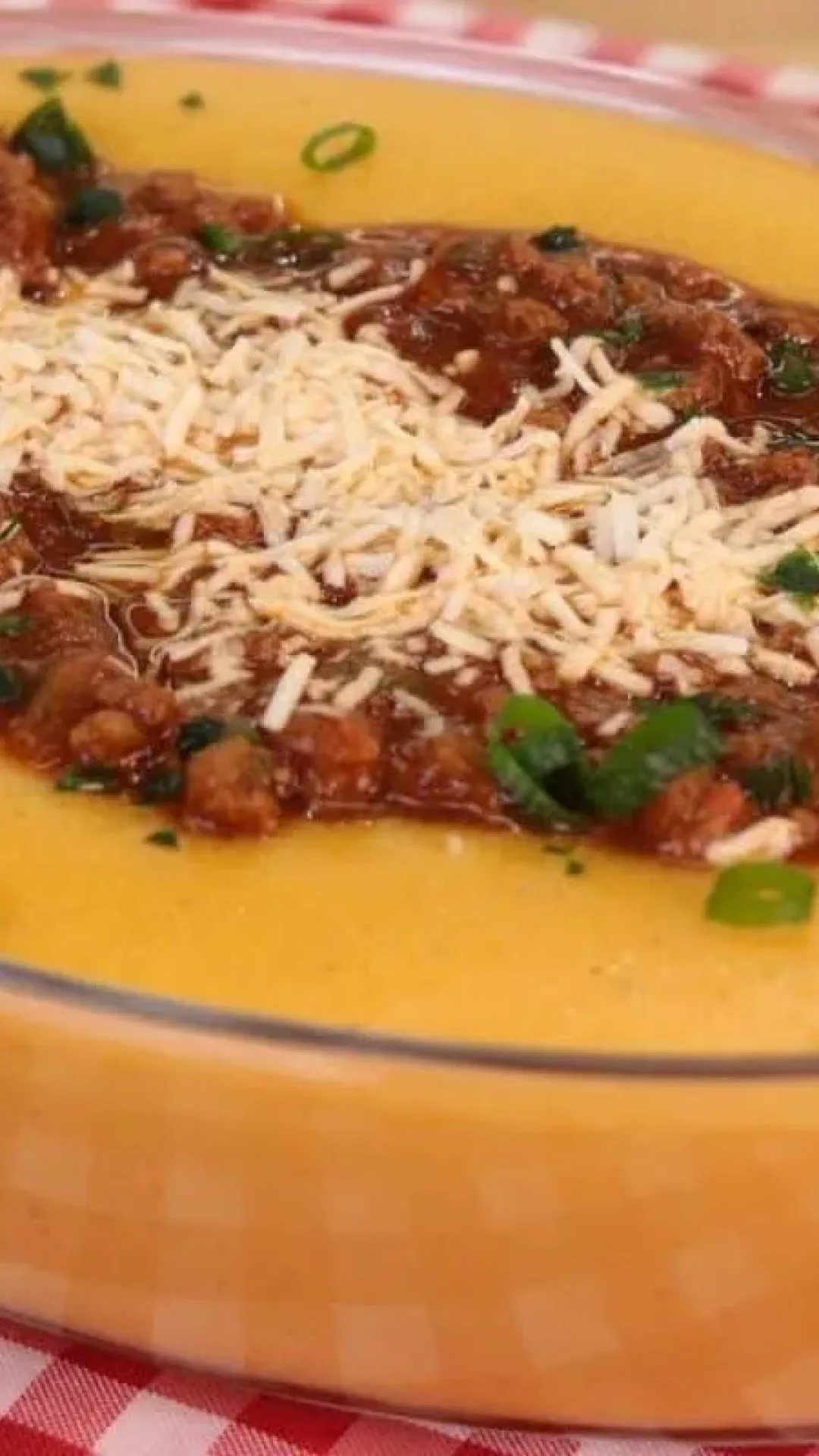 Todo mundo fica querendo mais quando preparo essa polenta com carne moída aqui em casa
