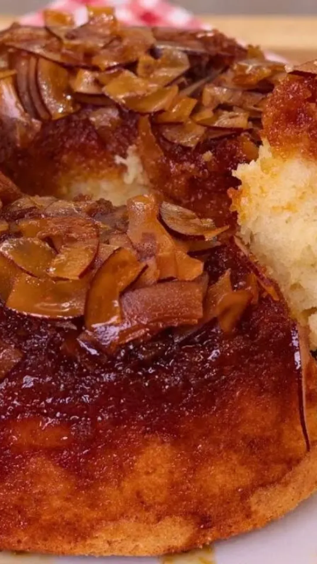 Todo mundo vai pedir mais um pedaço quando você servir esse bolo de coco invertido delicioso