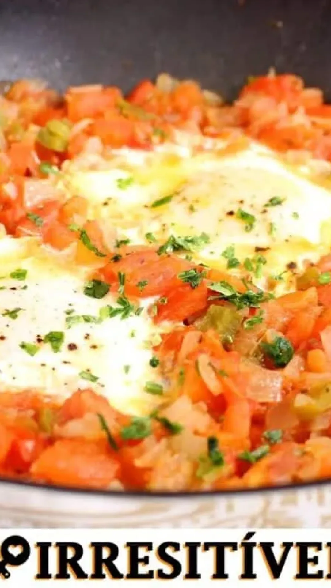Tomate com ovo delicioso, bem cremoso e temperado, feito na frigideira com rapidez