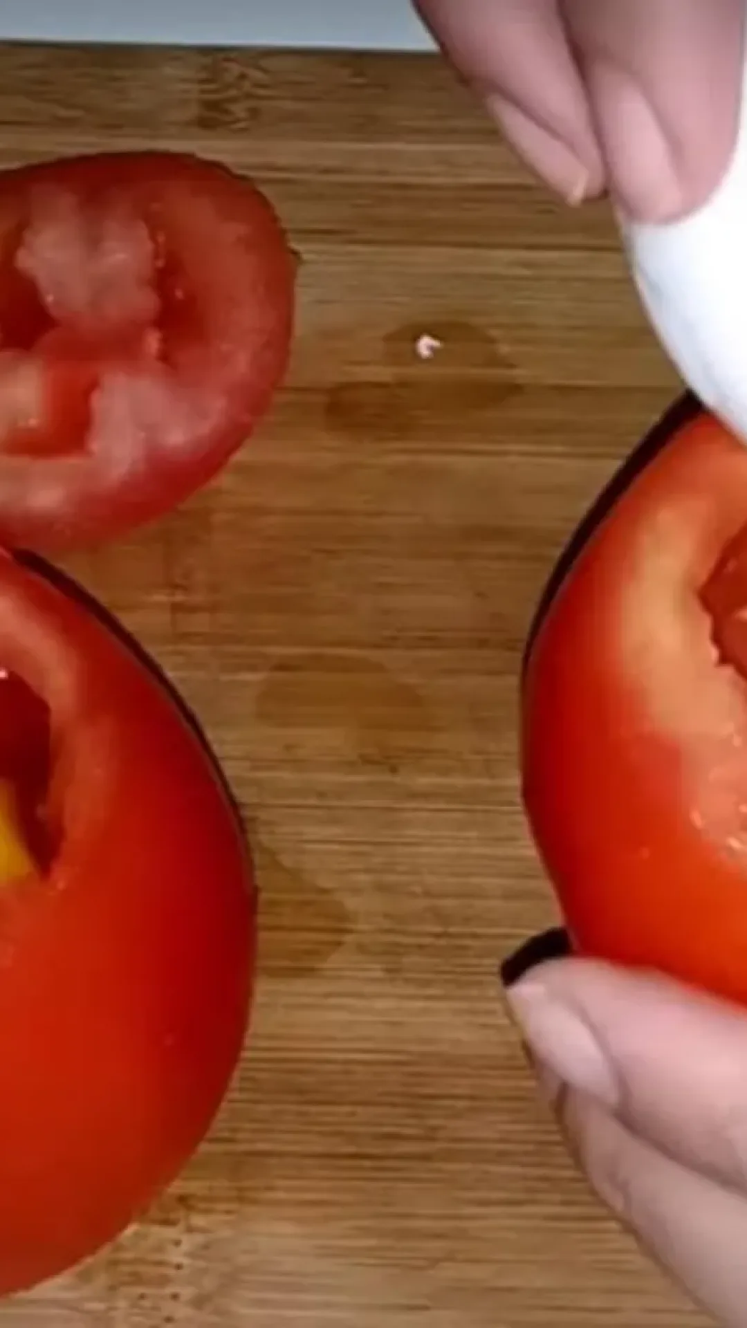 Tomate recheado que pega todo mundo de surpresa: não precisa nem de bife no almoço