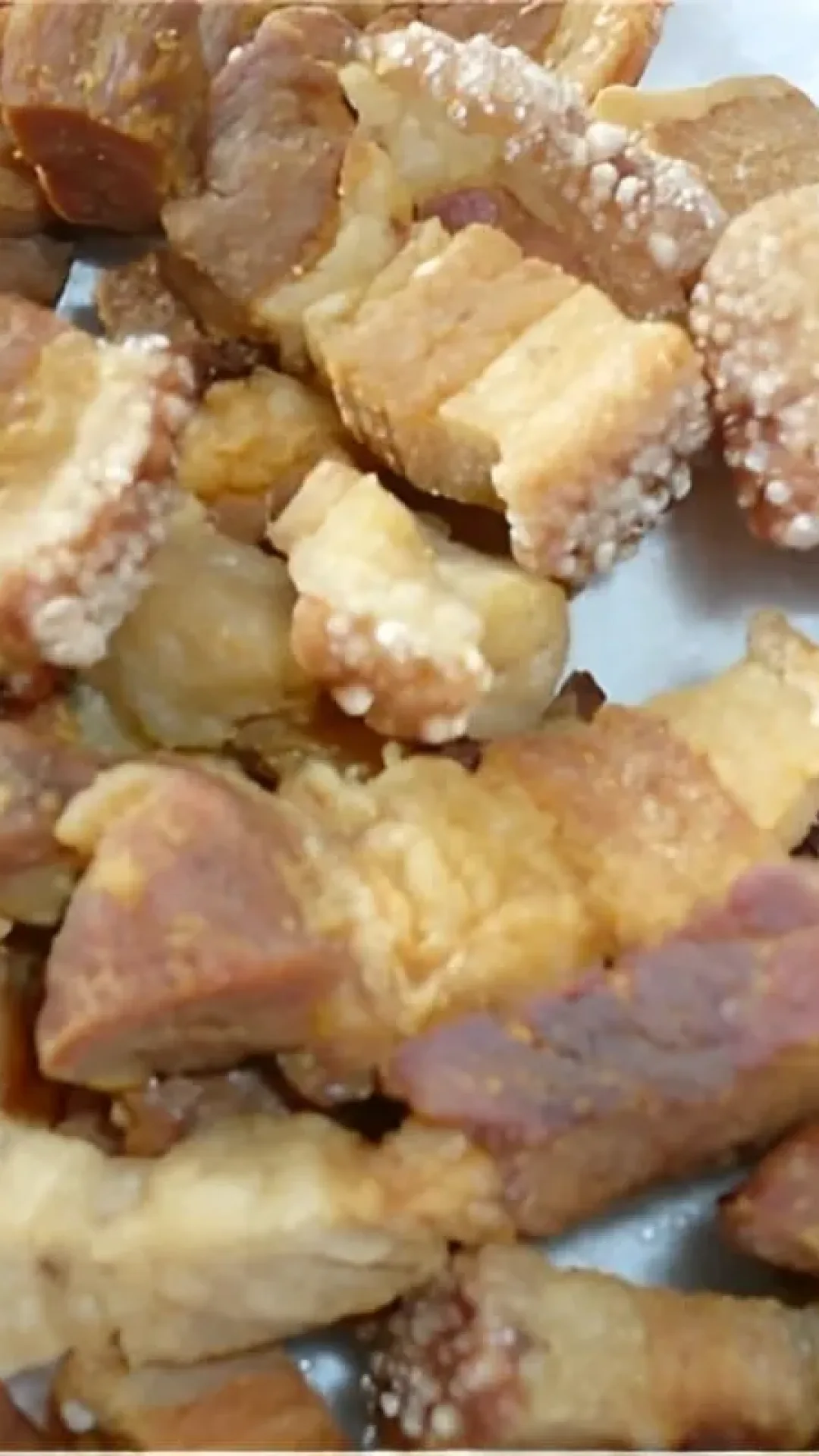 Torresmo frito crocante e sequinho com carne macia e pururuca perfeito para petisco