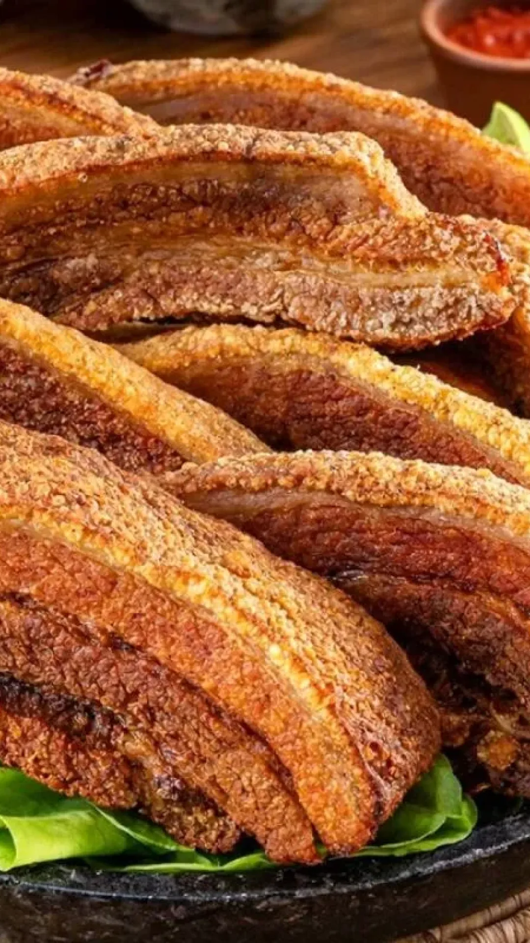 Torresmo na cerveja com o segredo de boteco para ficar crocante por fora e suculento por dentro