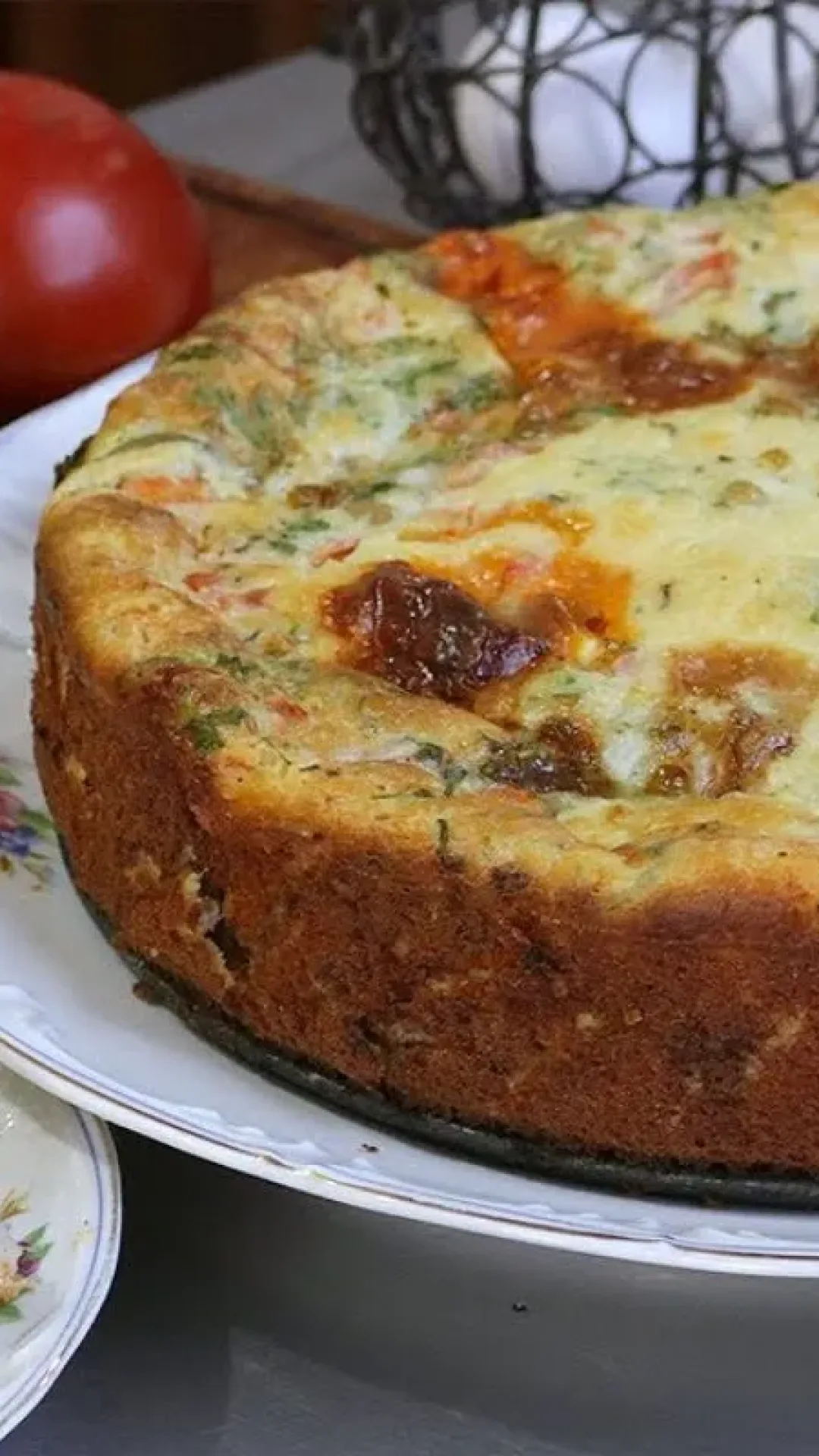 Torta com massa de creme de leite prática e saborosa para substituir a pizza de hoje