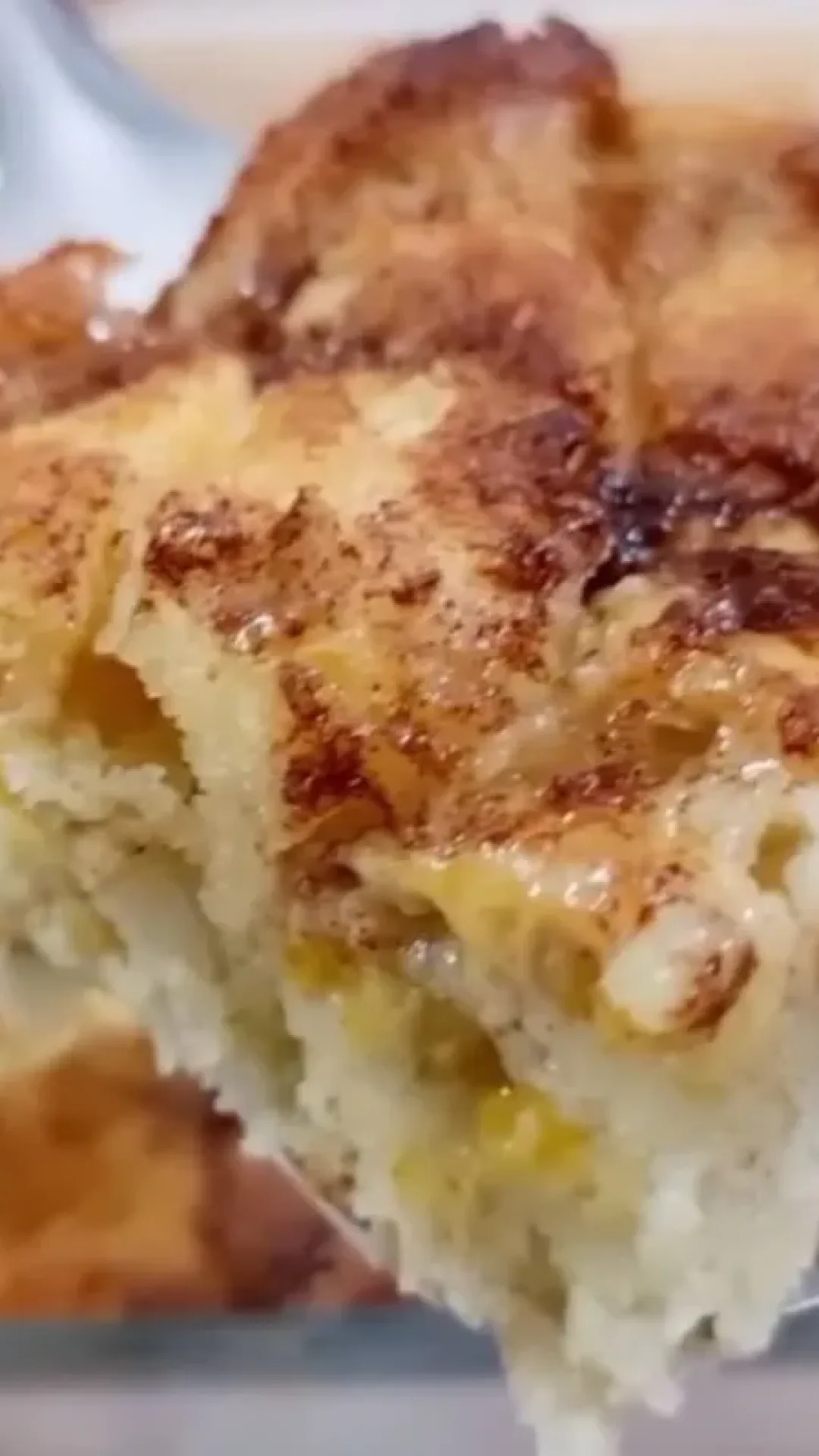 Torta de banana com nata e canela é uma ótima dica para a hora do café