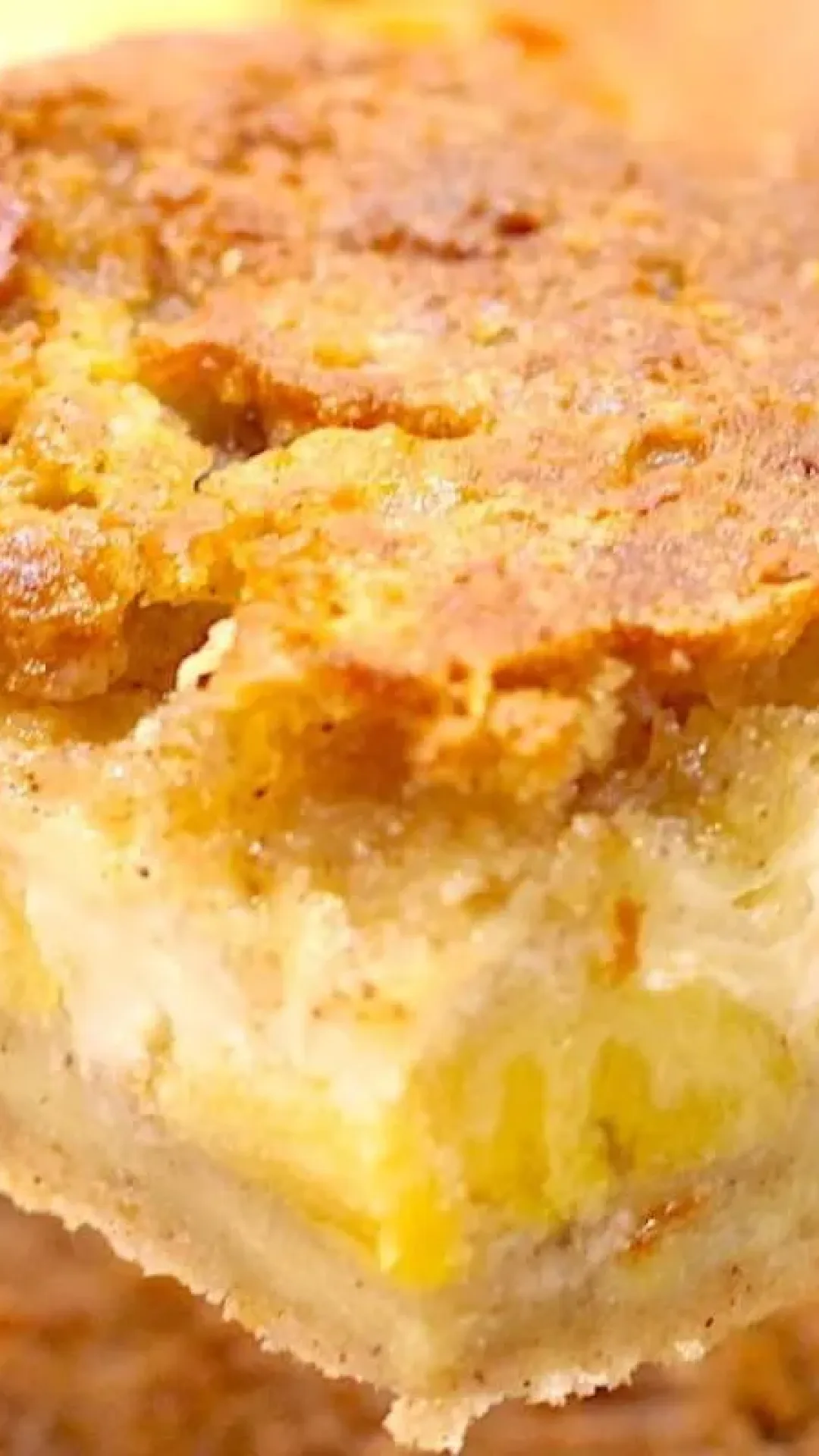 Torta de banana cremosa que já sai do forno recheada e todo mundo adora na hora do lanche