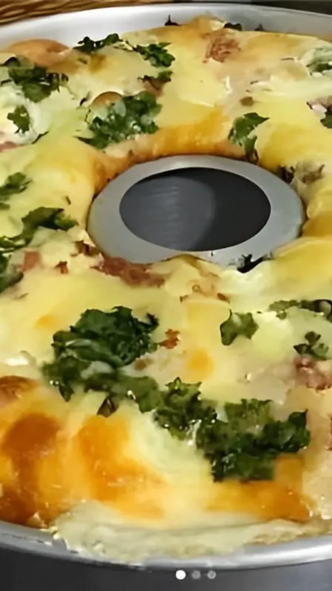 Torta de brócolis com bacon simples de preparar é só bater no liquidificador e assar