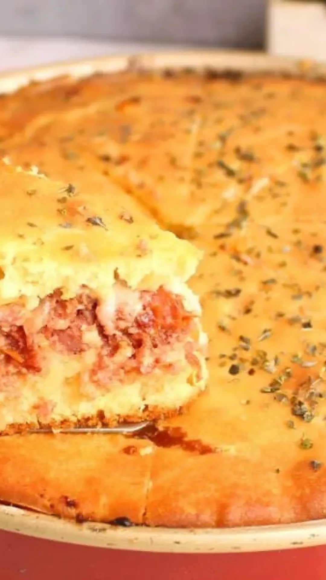 Torta de calabresa com queijo derretido feita com uma massa fofinha de liquidificador, uma delícia