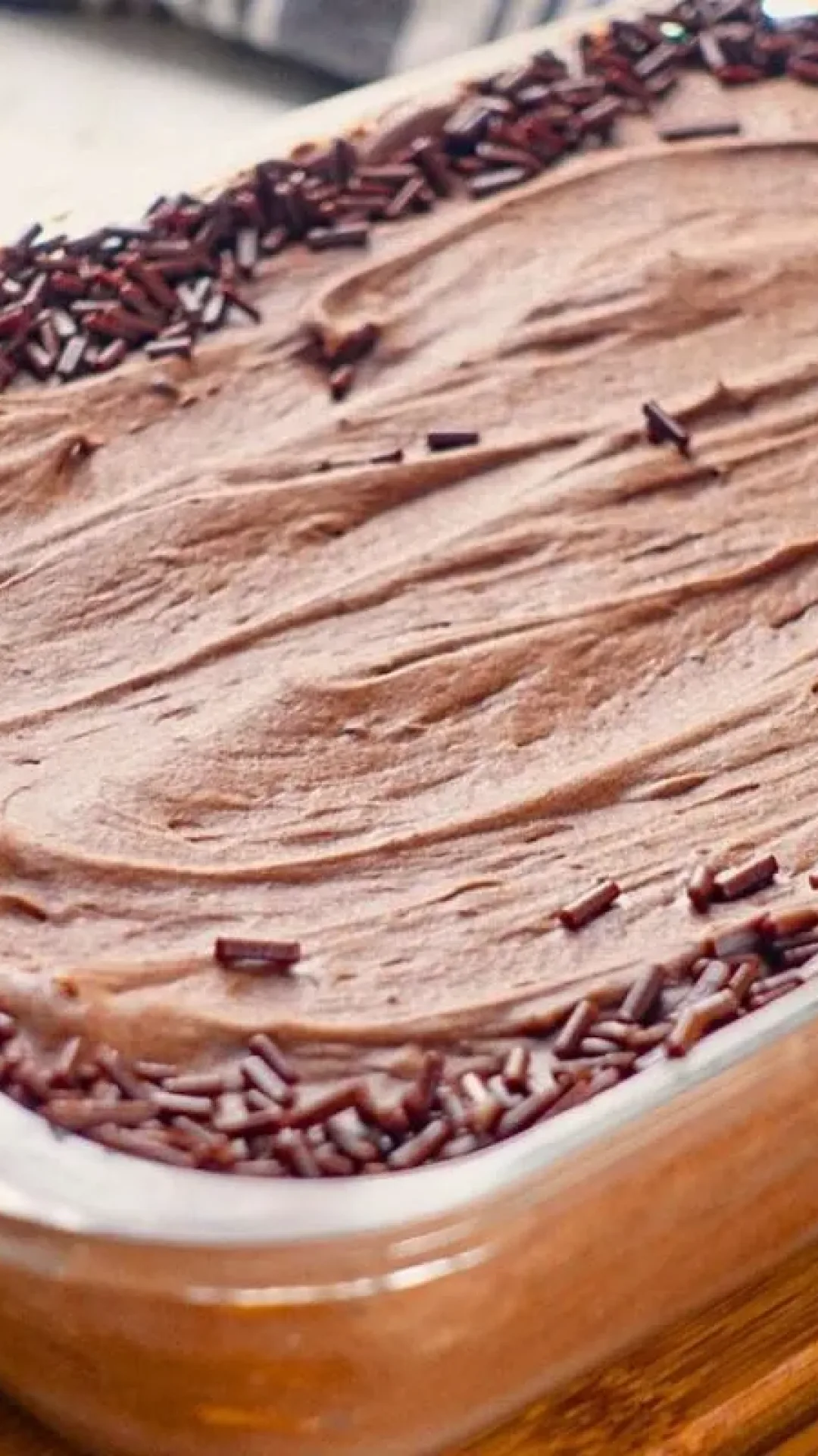 Torta de chocolate aerada: a sobremesa cremosa e deliciosa de chocolate na travessa para o Ano Novo