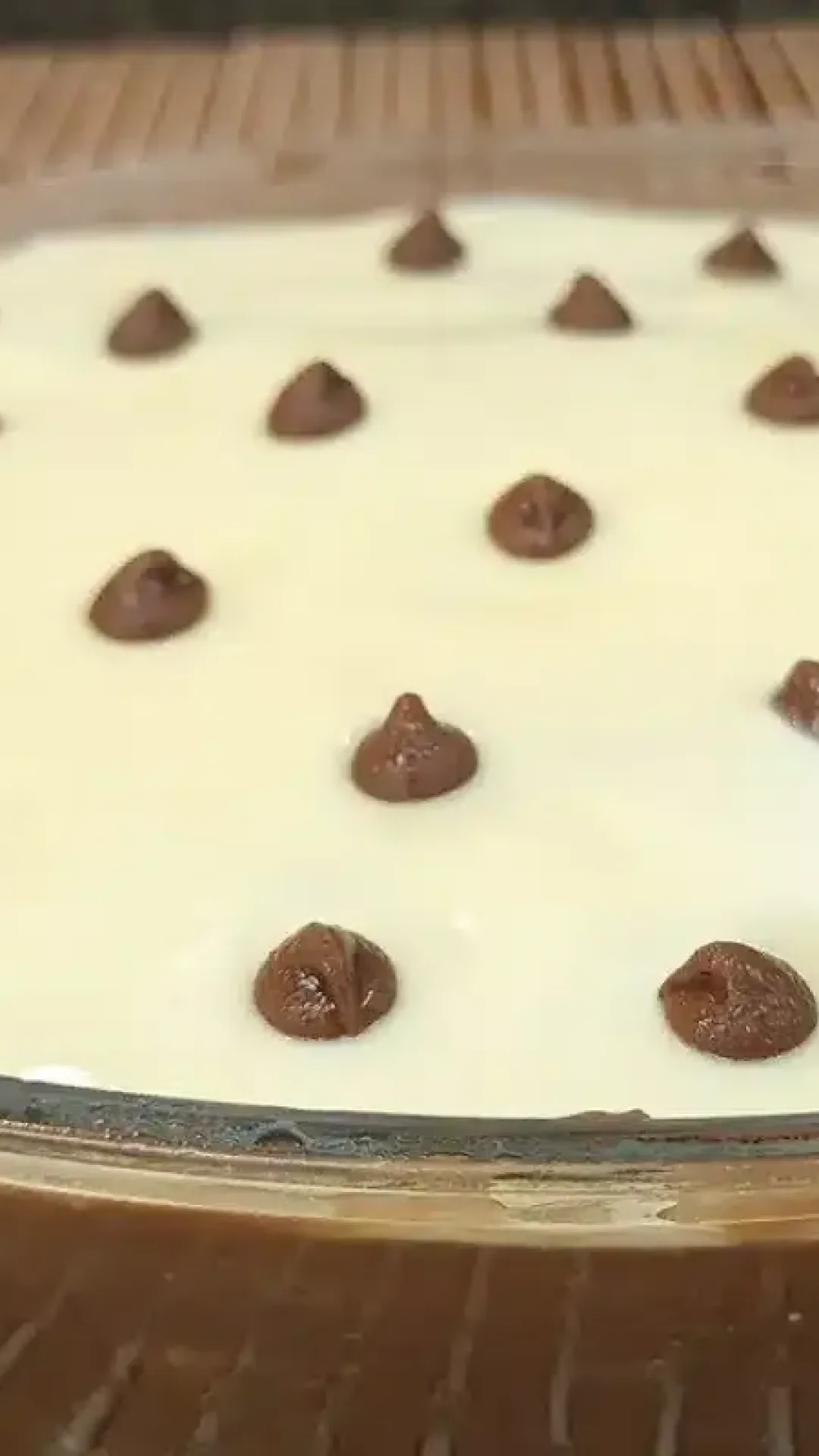 Torta de chocolate tipo pavê, uma receita fácil com camadas deliciosas de biscoito e creme