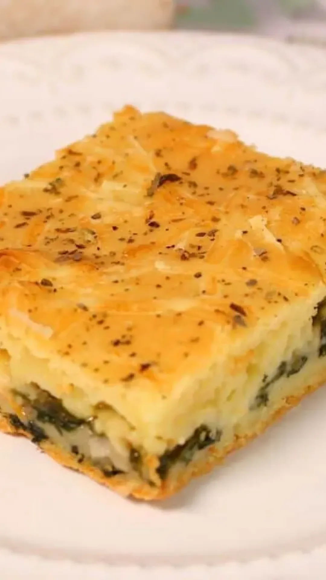Torta de espinafre com queijo nutritiva e fofinha,  ideal para uma refeição rápida e saudável
