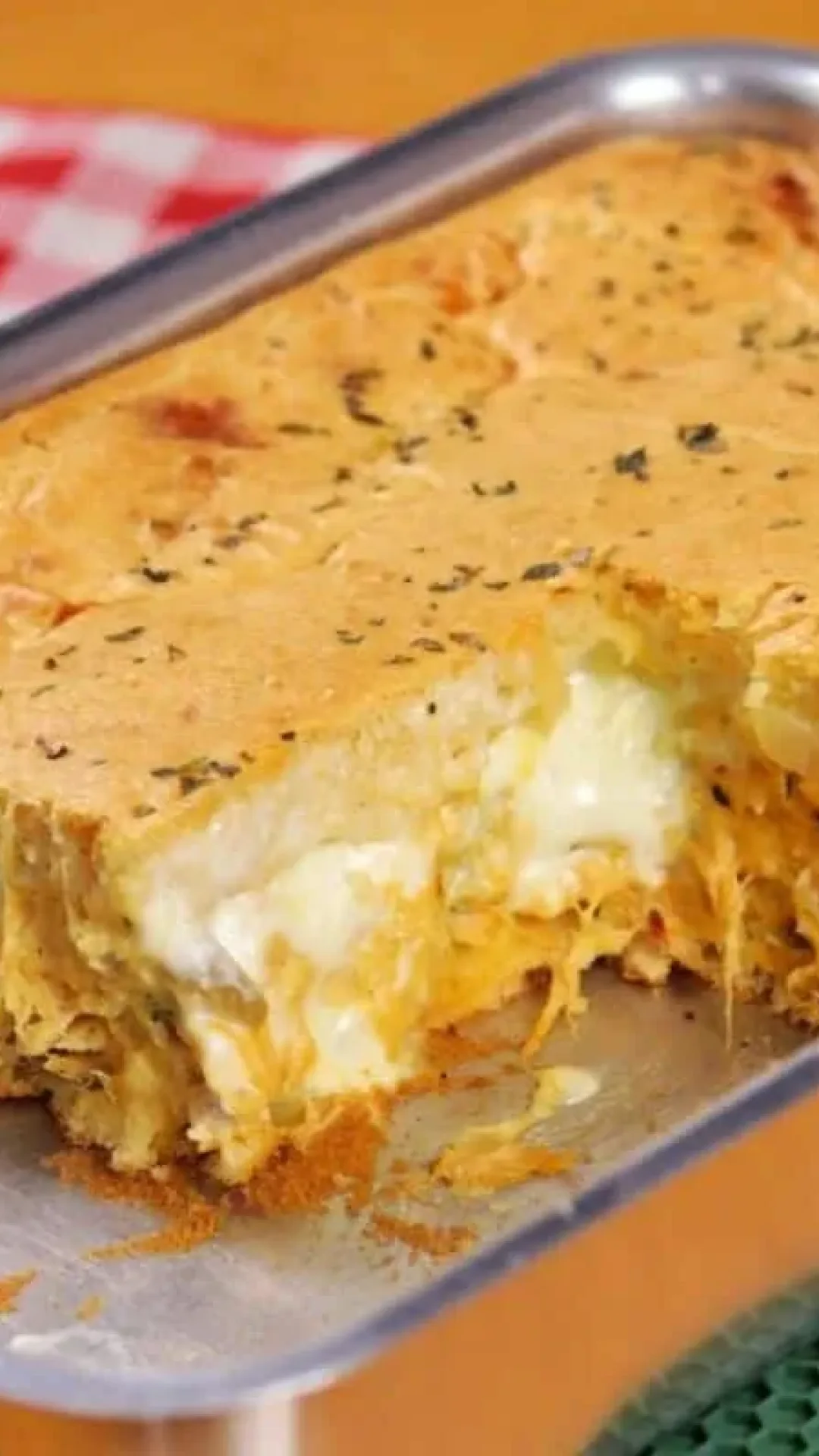 Torta de frango cremosa com massa leve e sabor irresistível para substituir a pizza do fim de semana