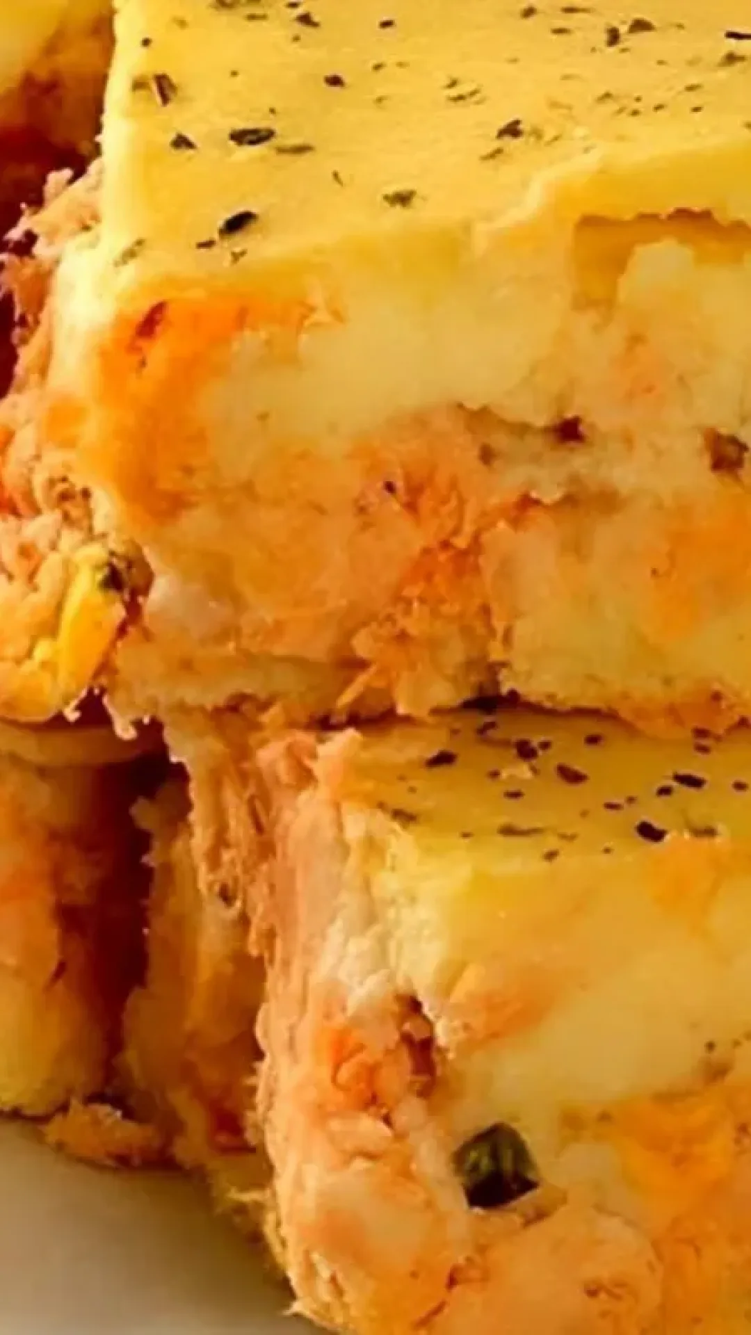 Torta de frango cremosa com massa que desmancha na boca uma delícia para o seu lanche