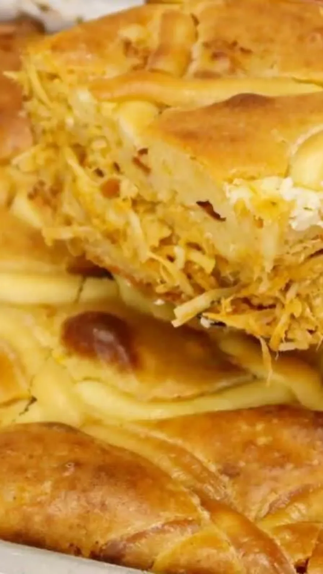 Torta de frango cremosa com uma massa leve que derrete na boca e é fácil de preparar