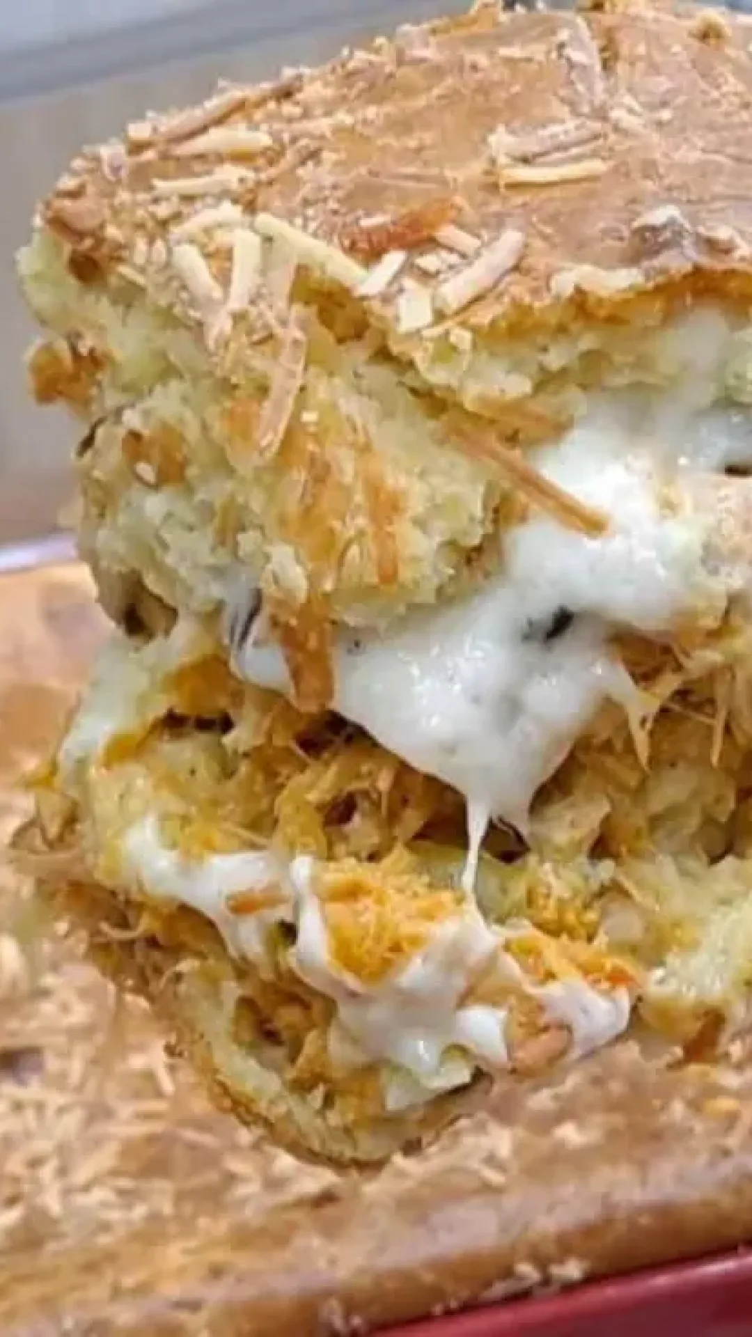 Torta de frango cremosa de liquidificador que fica pronta em poucos minutos e já sai do forno com um recheio de dar inveja a qualquer padaria